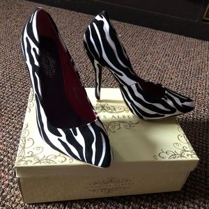NEw in box Zebra fabric pumps.